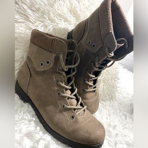 Women’s Lace Up Boots!
